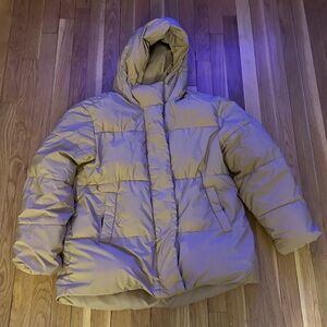 Used Old Navy Men’s Tan coat with hood, zip closure with pockets Size Medium